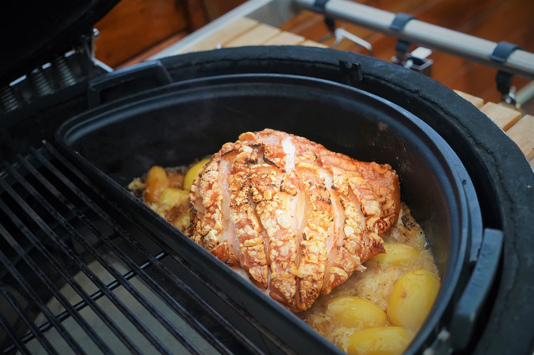 Krustenbraten mit Biersauerkraut | Original Kamado Rezept | MONOLITH Krustenbraten mit Biersauerkraut | Original Kamado Rezept | MONOLITH