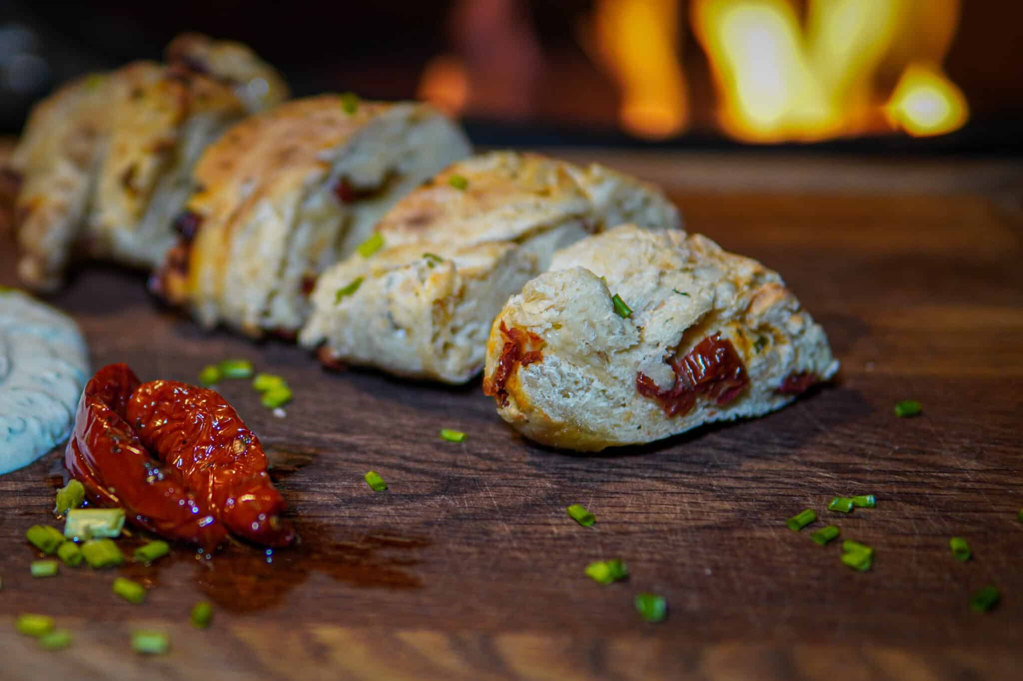 Stockbrot mit Kräuter-Dip | Original Kamado Rezept | MONOLITH