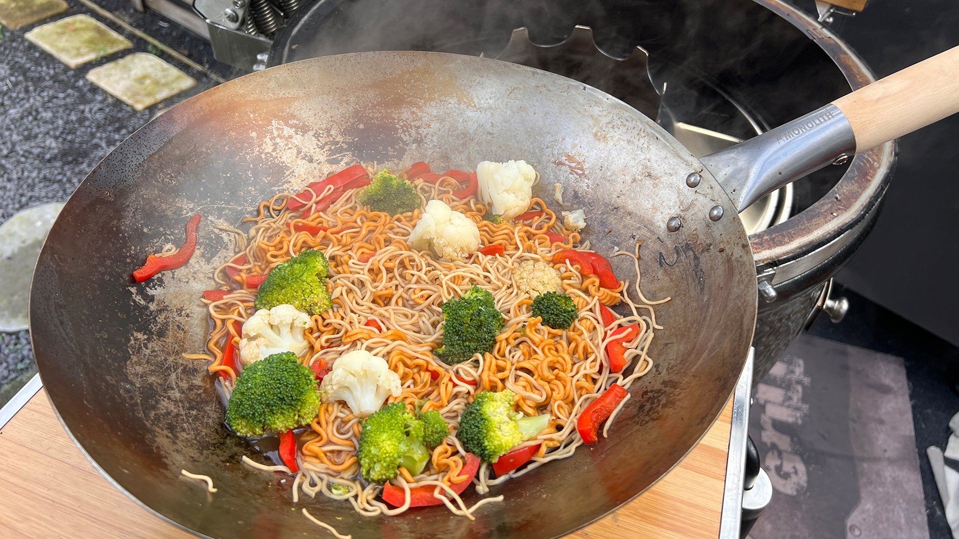 Mie-Nudeln mit Gemüse und feinstem Rinderfilet aus dem Wok | Original ...