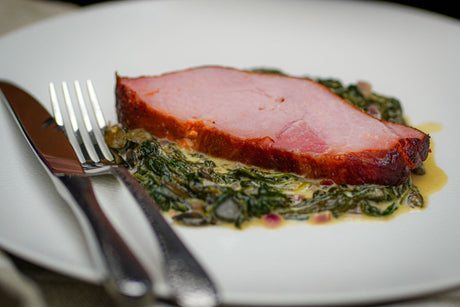 Selbstgepökelter Kassler mit Rahmspinat und karamellisierten Zwiebeln