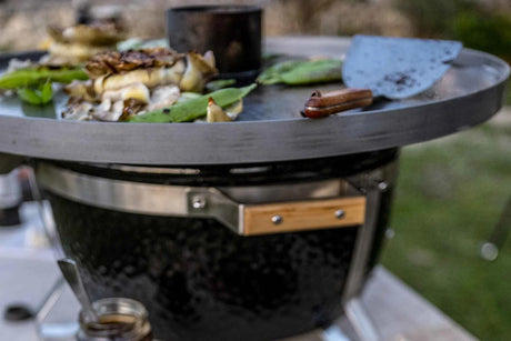 Gegrillte Artischocken, dicke Bohnen & Erbsenschoten von der Feuerplatte