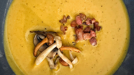 Kürbiscremesuppe mit Speck und Pilzen