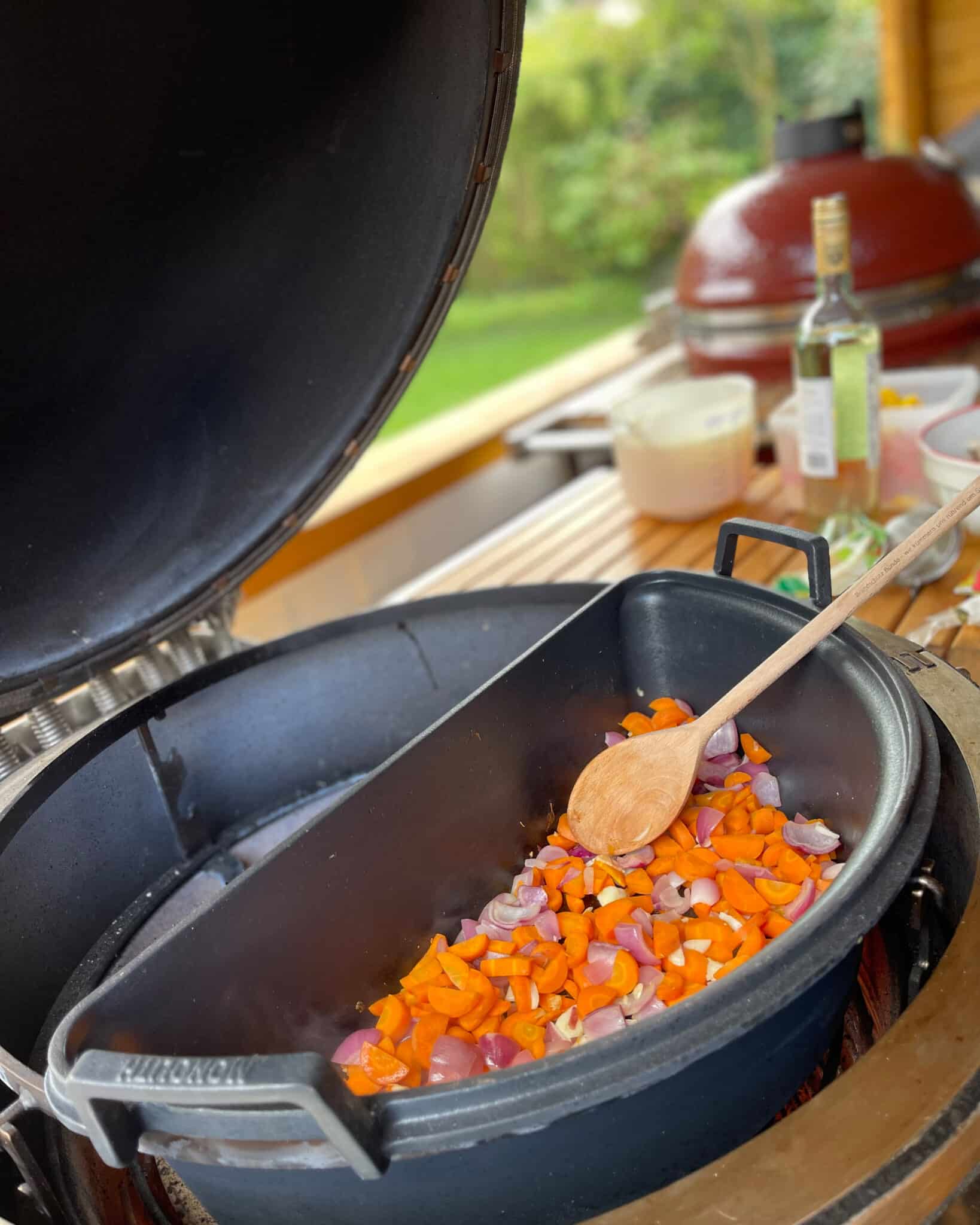 Hähnchengulasch aus dem Feuertopf | Original Kamado Rezept | MONOLITH